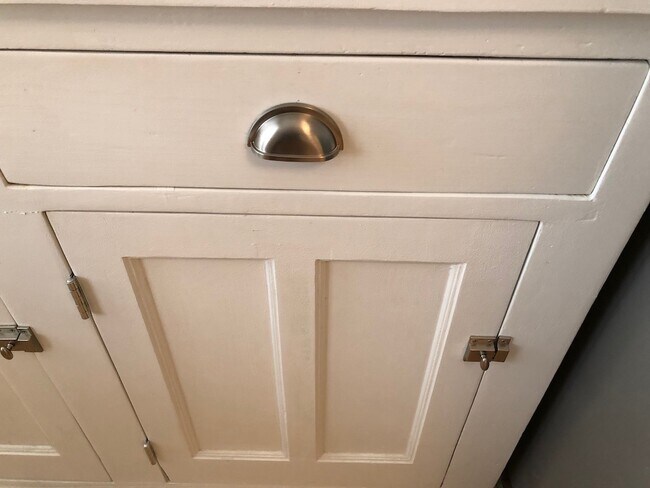 Building Photo - 418 Pleasant St