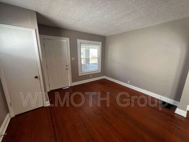 Foto del edificio - 896 N Gladstone Ave