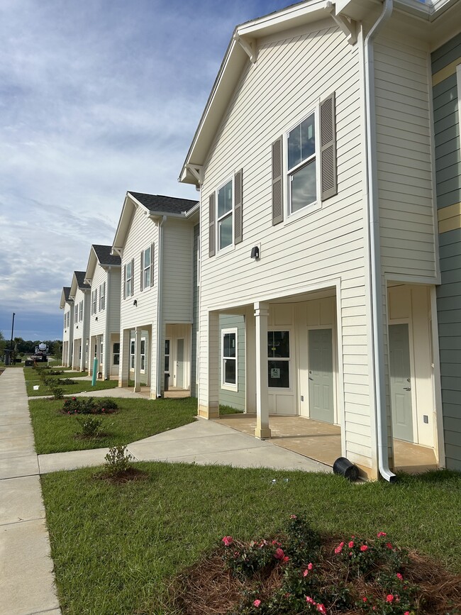 Foto del edificio - Las Colinas Townhomes