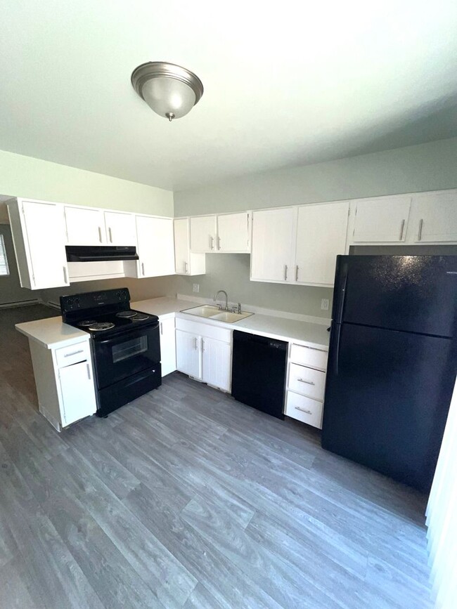 Building Photo - Newly Renovated 2-story Apartment Home | 2...