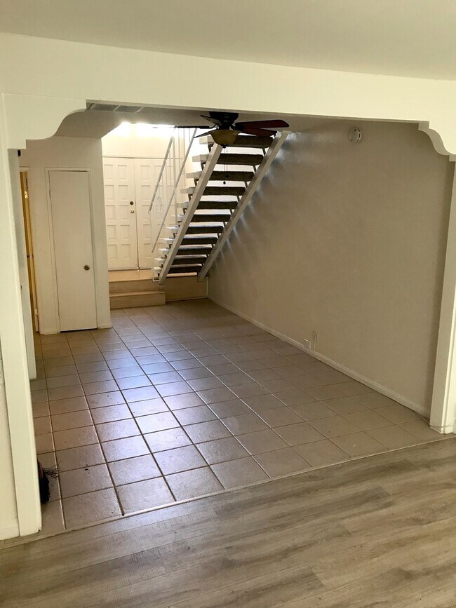 Building Photo - M/I SPECIAL - Remodeled Townhome in Point ...