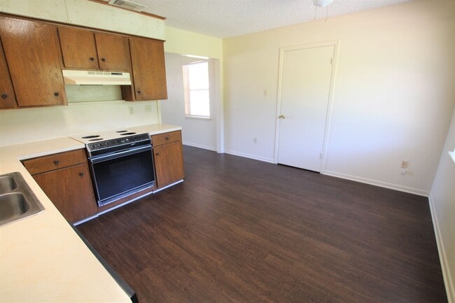 Foto del edificio - COMING SOON! 2 Bedroom 1 Bath Duplex in West Tyler!