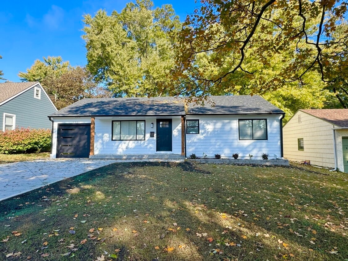 Foto principal - 2226 W 74th Terrace