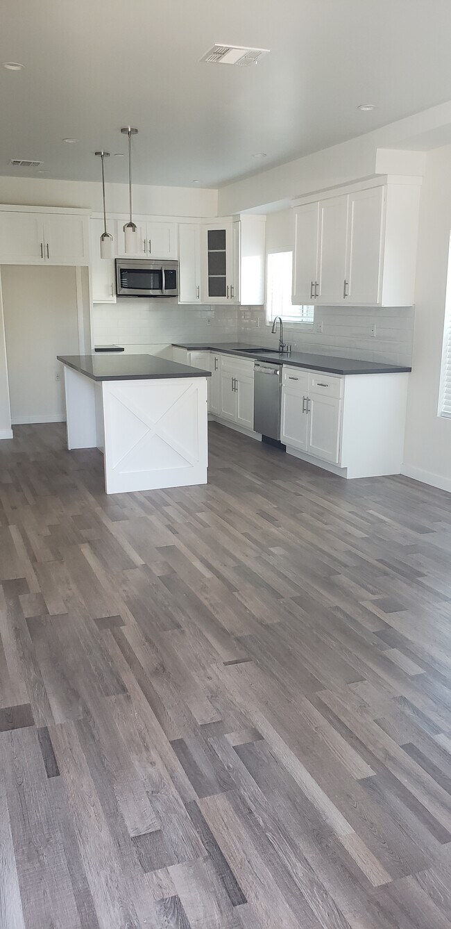 Foto del edificio - 2235 S Cloverdale Ave