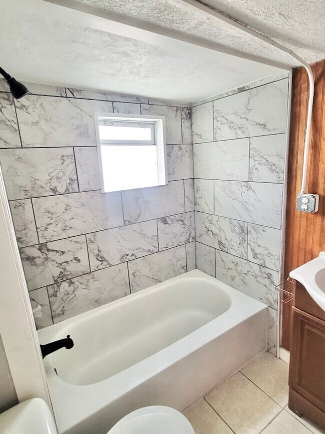 Foto del edificio - Charming 3 bed 1 bath 2 garage house in Pu...