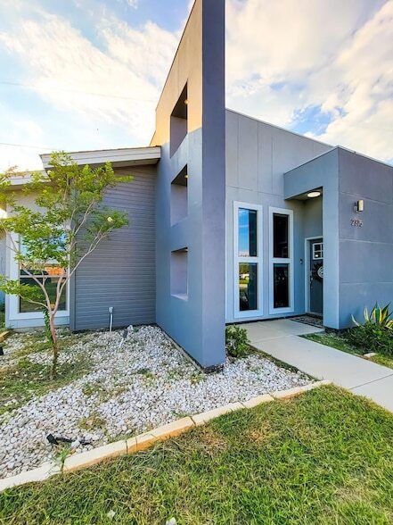 Primary Photo - 2375 Oak Breeze Cir