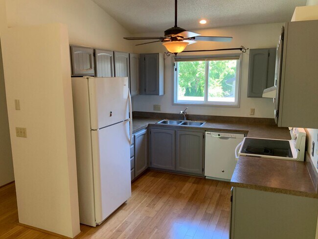 Foto del edificio - 2 Bedroom Condo on Country Club Road