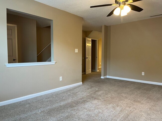 Building Photo - Spacious 3/2.5 Townhome in Quiet Neighborh...