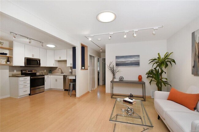 Foto del edificio - HIGHLY DESIRABLE West Pearl 2 Bed 1 Bath Top Floor Condo-Available August 5th!