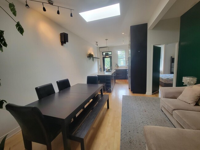 Building Photo - 5560 R. Saint-Denis