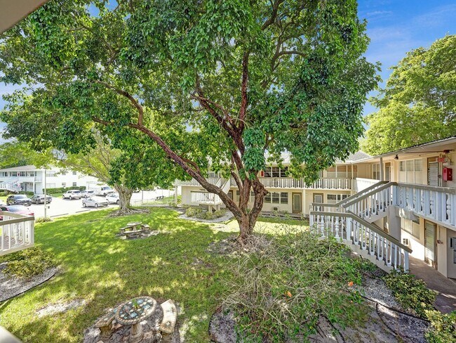 Building Photo - Beautiful fully furnished 2 bedroom 1 bath.