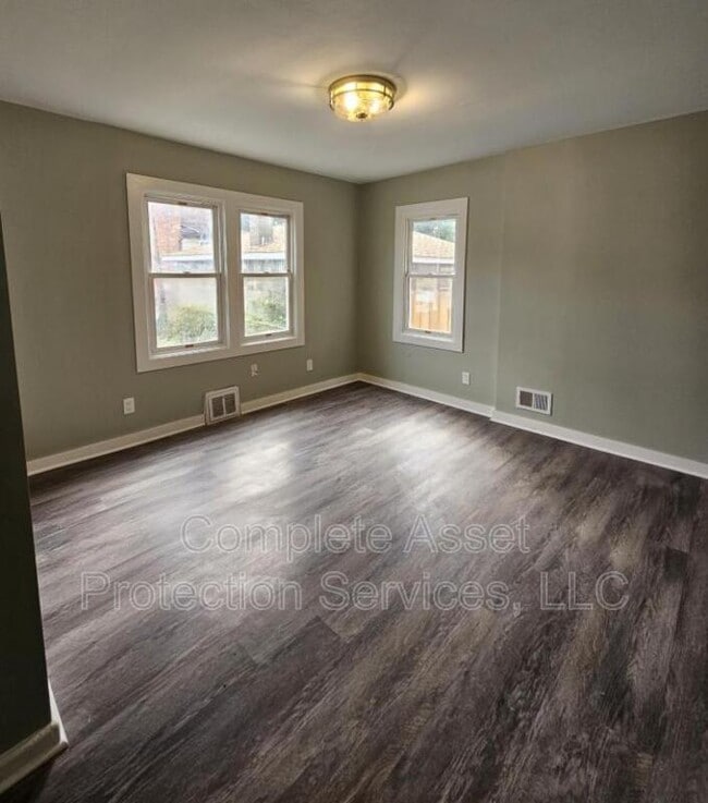 Building Photo - 917 W 144th St