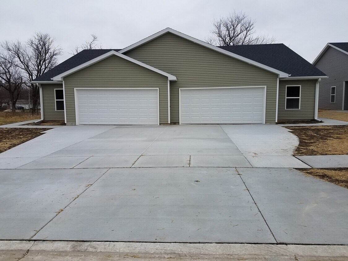 1215 Salem Dr, Edgerton, WI 53534 Townhome Rentals in Edgerton WI