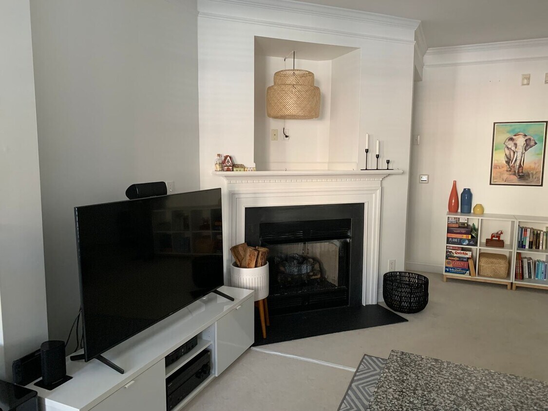 Foto principal - Ground Level 2-bed, 2-bath Condo in Provid...
