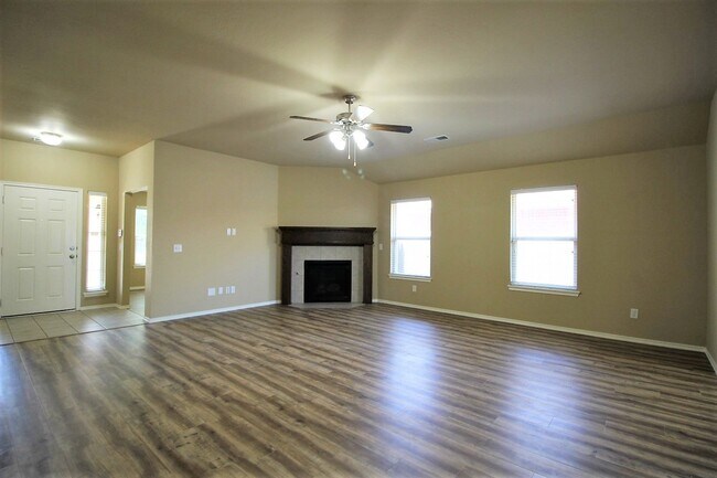Building Photo - Wonderful 3 bed + office or 2nd living, 2 ...