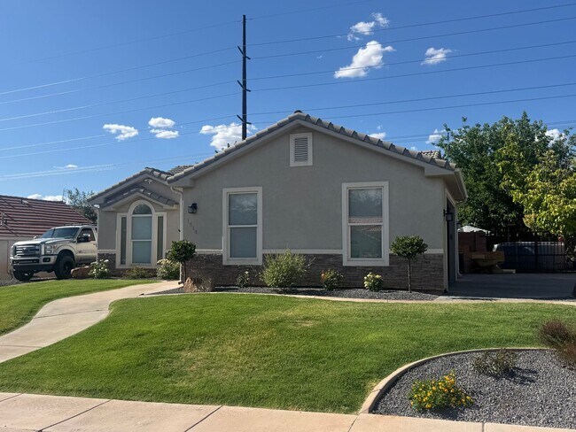 Building Photo - PET FRIENDLY!! $1000 incentive if lease is...