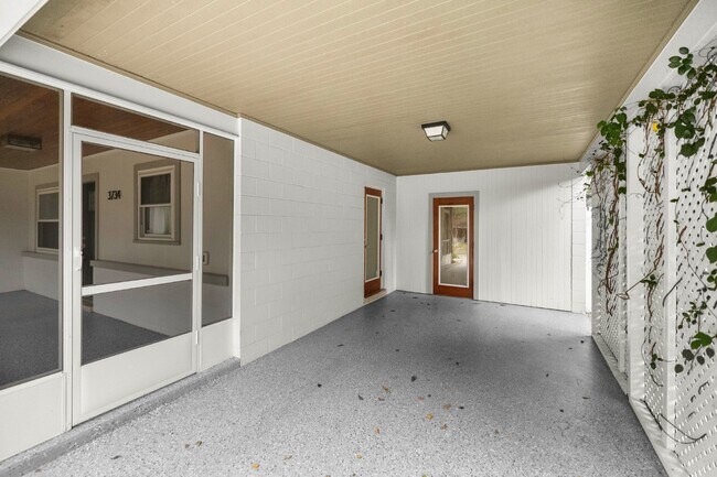 Building Photo - CONVENIENTLY LOCATED LOVELY 3 BEDROOM 2 BA...