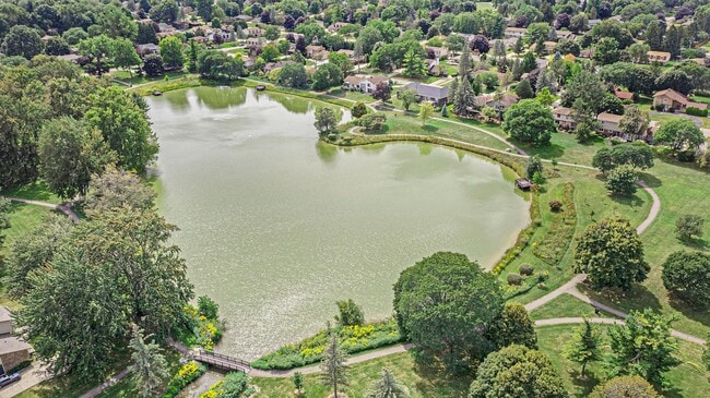 Foto del edificio - CLASSIC COLONIAL ELEGANCE WITH LAKESIDE SE...