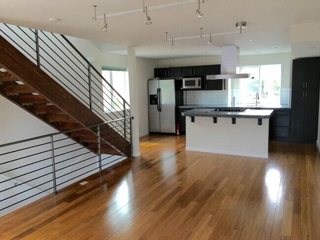 Foto del edificio - 3-Bedroom Townhome Near Roosevelt Lightrai...