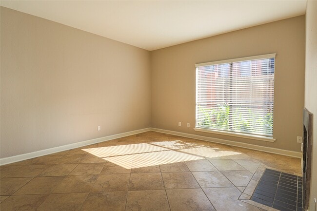 Building Photo - 2025 Augusta Dr