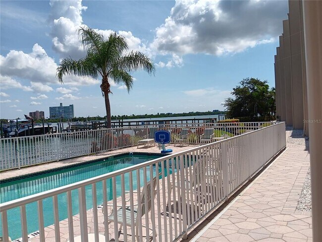 Foto del edificio - 200 Brightwater Dr