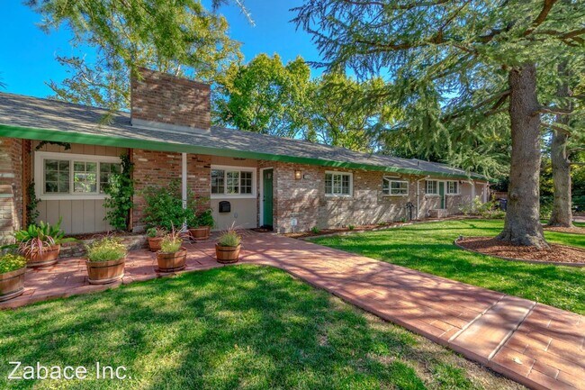 Foto del edificio - 4 br, 2 bath House - 740 Oak Avenue