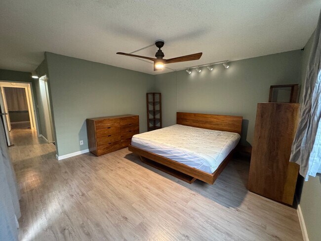 Foto del edificio - 3/2 with 2 car carport East Honolulu