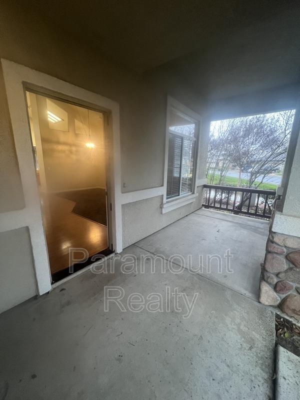 Building Photo - 739 Woodside Way