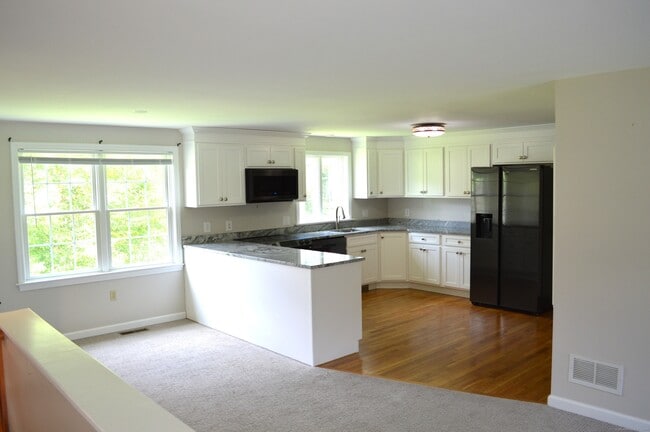 Building Photo - 1349 Farmington Ave