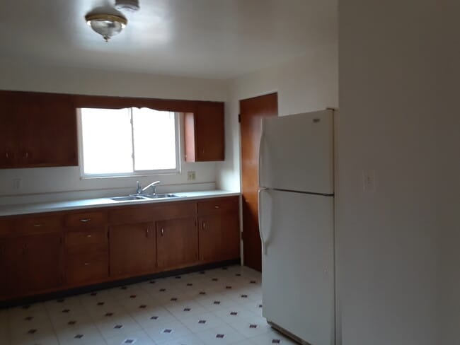New stainless refrigerator and lots of cabinets - 111 1st Ave W
