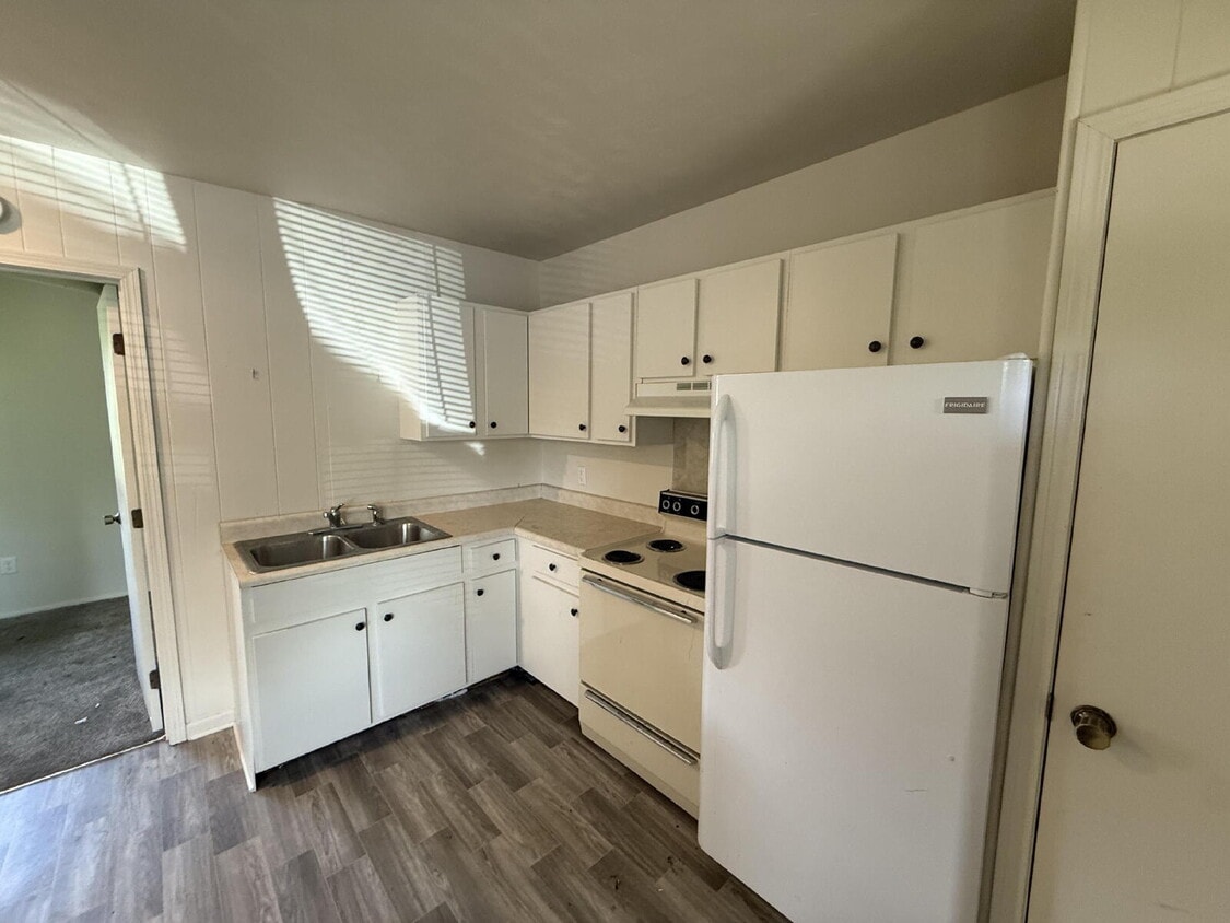 Building Photo - 1BR Utilities Included!