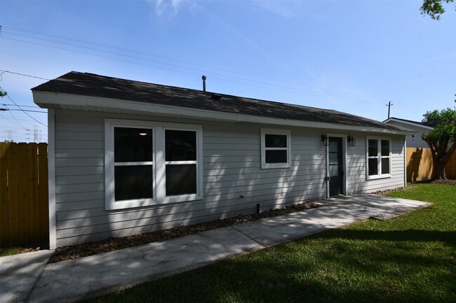 Building Photo - 10946 Fullerton Dr