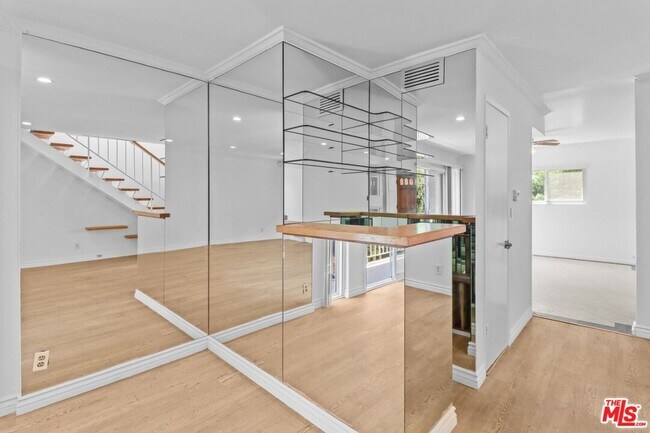 Foto del edificio - 4610 Densmore Ave