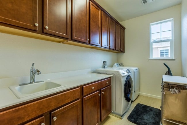 Lavandería - 16740 San Dimas Ln