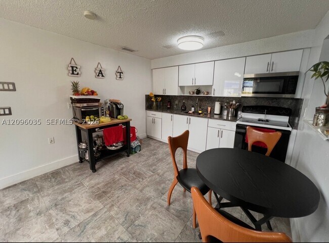 Building Photo - 12510 W Golf Dr