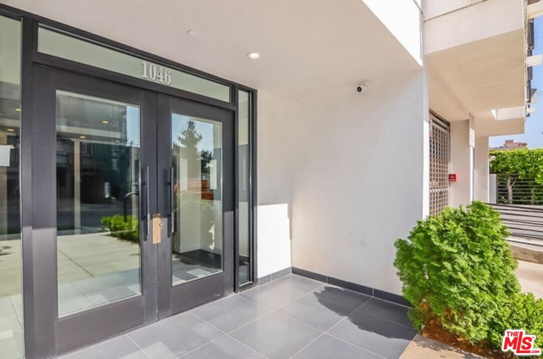 Foto del edificio - 1046 Serrano Ave