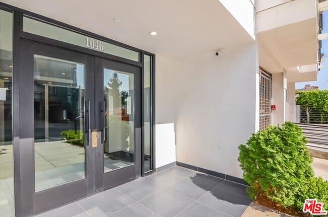 Foto del edificio - 1046 Serrano Ave