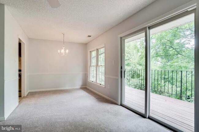 Building Photo - 7255 Glen Hollow Ct