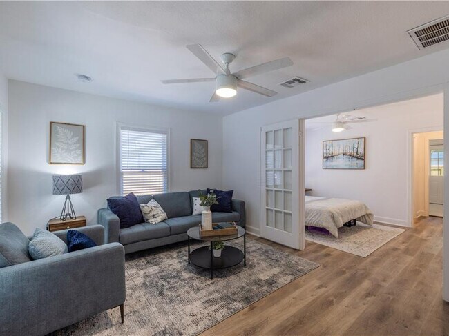 Foto del edificio - 906 Capitol Ct