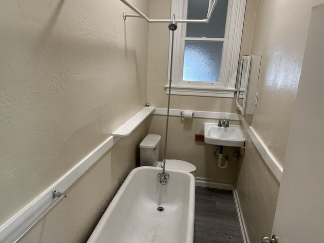 Building Photo - Lovely 1 Bedroom 1 Bath Apartment