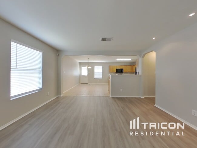 Building Photo - 353 Willow View