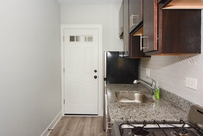 Foto del edificio - 725 W Brompton Ave