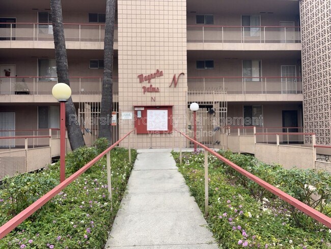 Foto del edificio - 6979 Palm Ct