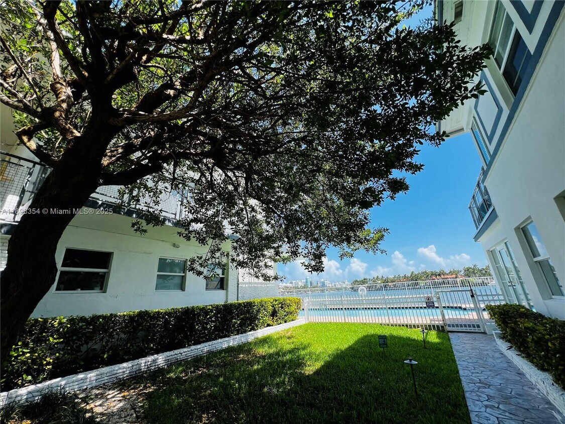 Primary Photo - 950 Bay Dr