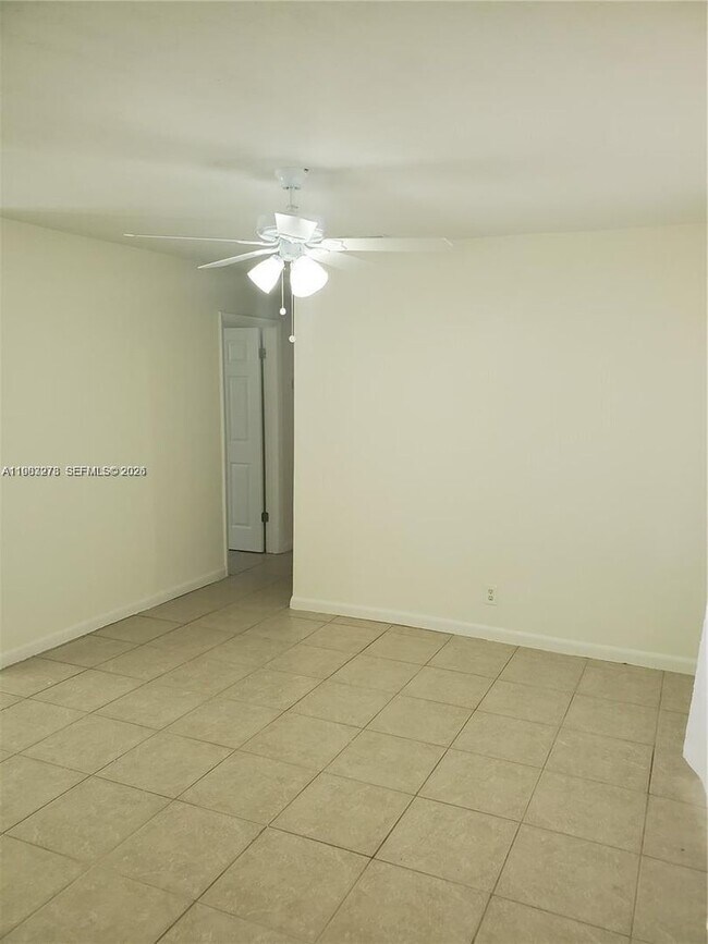 Building Photo - 831 SW 14th Ct