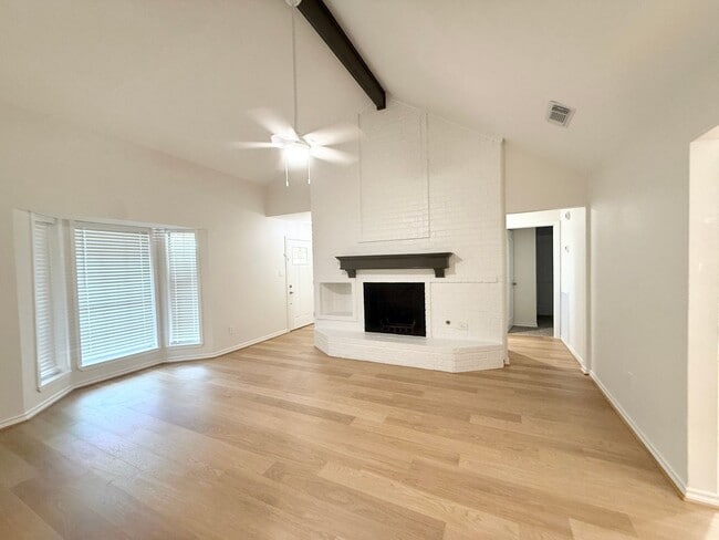 Building Photo - Elegant Recently Updated 3/2/2 Home in Ang...
