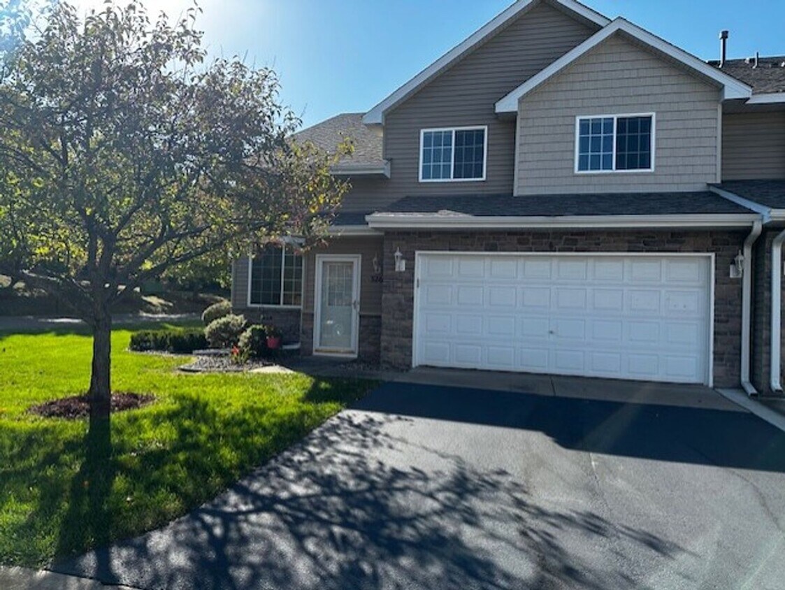 Primary Photo - Light-Bright Corner Unit Townhome with Pri...