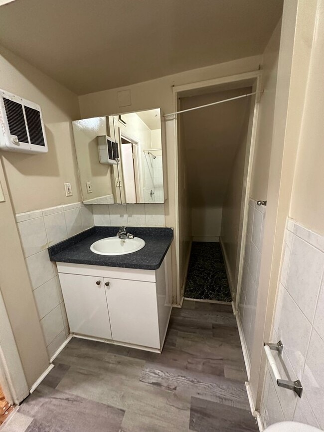 Photo - 138 N 8th St Apartment