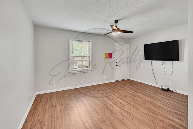 Foto del edificio - Spring Special (1/2 OFF 1st Month Rent): First Floor One Bedroom Updated Apartment with Laundry H...