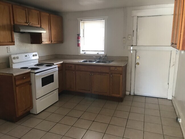 Building Photo - 2 BR 1 Bath